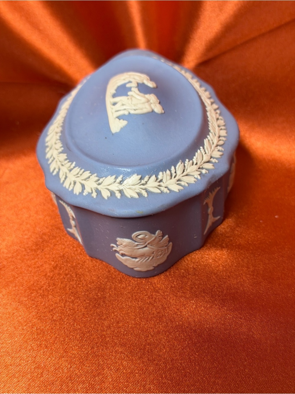 Vintage Wedgwood Blue Jasperware Scalloped Oval Trinket Box Cherub Relief Lid - Picture 3 of 9